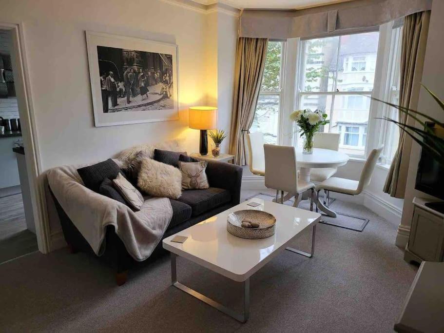 Willesden, Flat1 Lovely Spacious 1 Bedroom Flat, Heart Of Apartment Llandudno